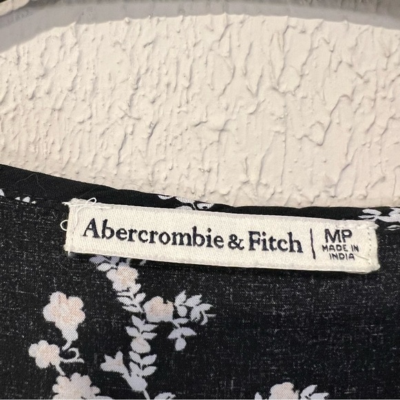 Abercrombie & Fitch Black and White Floral Wrap dress size medium petite - Picture 3 of 13